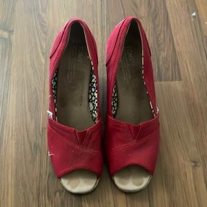 TOMS Red Wedges